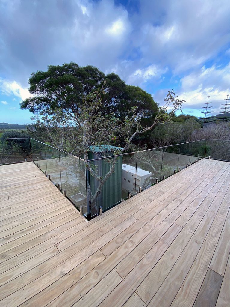 https://www.michaelhilltheglazier.co.nz/wp-content/uploads/2023/06/glass-balustrade-auckland-768x1024.jpg